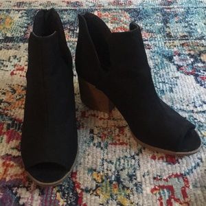 Women’s open-toed booties with zipper back
